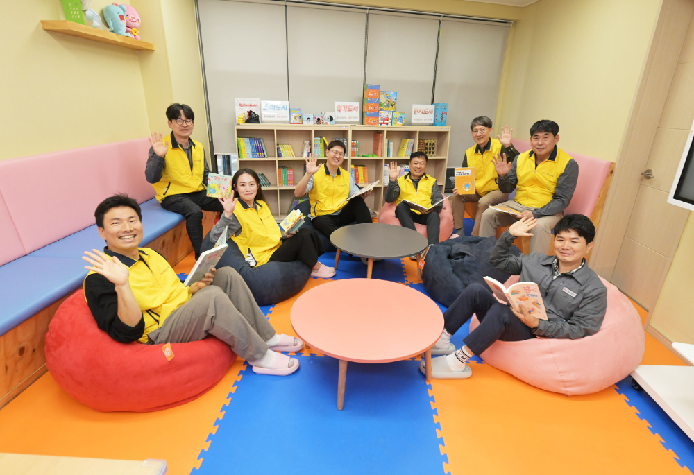 HDC현대산업개발 A1추진단 임직원들이 HDC현대산업개발이 광주광역시 서구 농성빛여울채종합사회복지관에 17번째 심포니 작은 도서관 개소 지원 봉사활동 이후 기념촬영을 하고 있다.(사진=HDC현대산업개발)