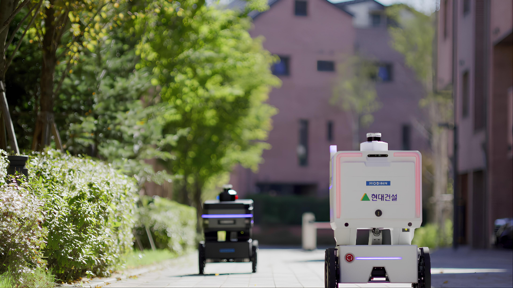 자율주행로봇이 단지 내 보행로를 이동하며 배송 서비스를 제공하고 있다.(사진=현대건설)