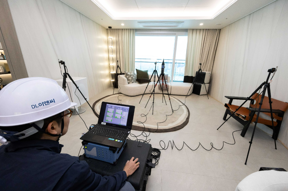 DL이앤씨 직원이 서울의 한 아파트에서 층간소음을 측정하고 있다.(사진=DL이앤씨)