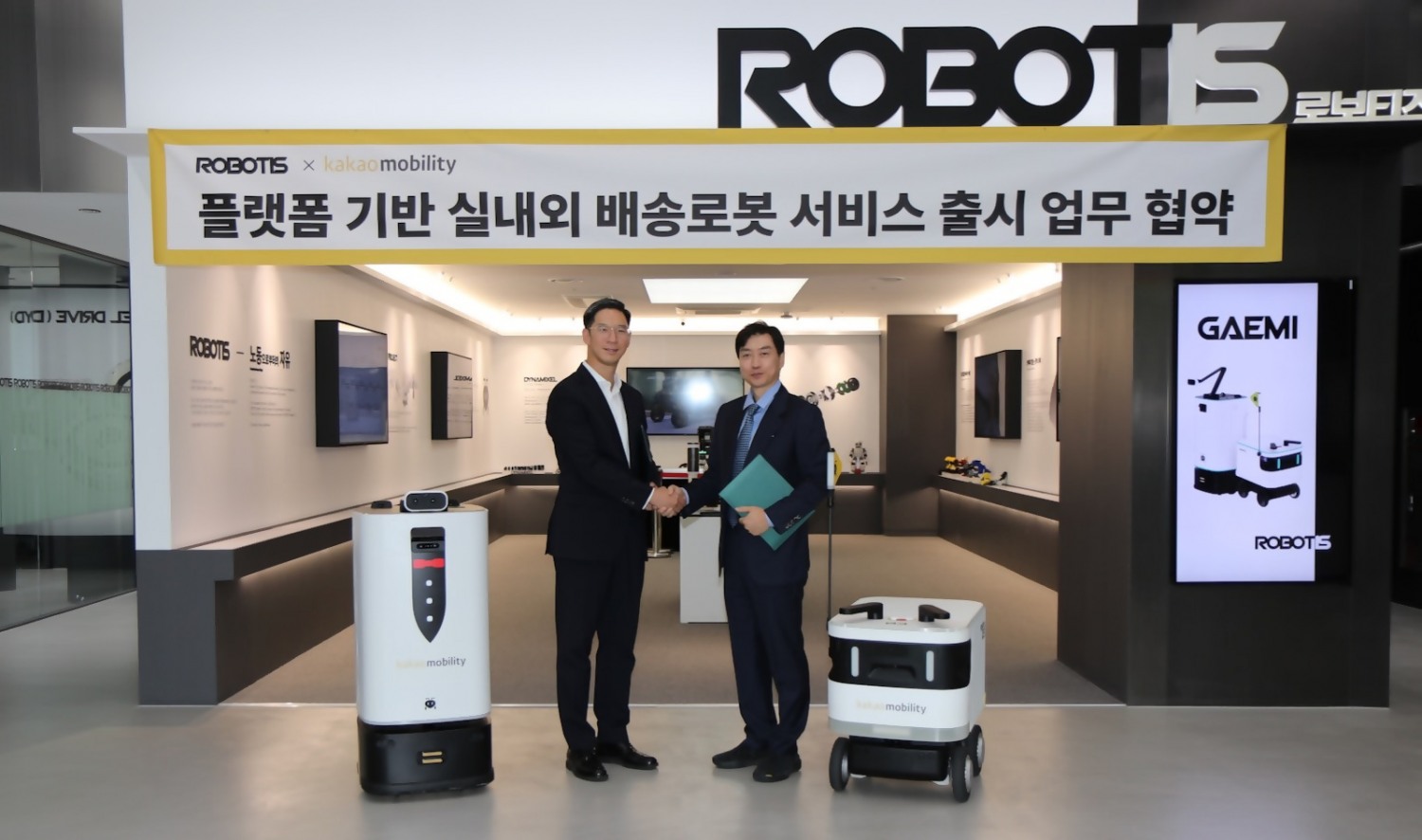 장성욱 카카오모빌리티 미래이동연구소장(왼쪽)과 김병수 로보티즈 대표이사(오른쪽)가 협약식을 마친 뒤 기념사진을 촬영하고 있다. 사진=카카오모빌리티