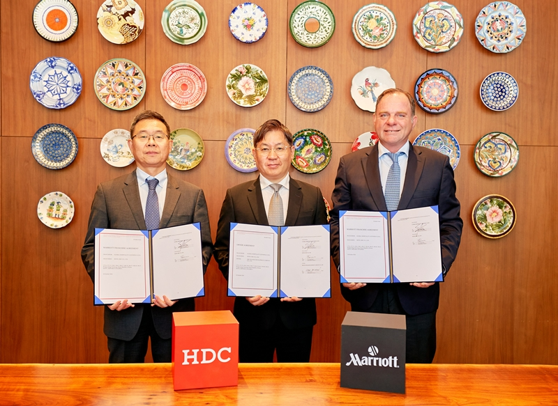 HDC현대산업개발은 30일, 메리어트와 서울원 복합건물 내 프리미엄 브랜드 호텔 도입을 위한 본계약을 체결했다. (왼쪽부터 이성용 호텔HDC 대표, 최익훈 HDC현대산업개발 대표, 피터 가스너(Peter Gassner) 메리어트 인터내셔널 아시아태평양 개발 총괄 부사장).(사진=HDC현대산업개발)