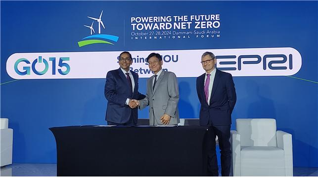 전력거래소 정동희 이사장(가운데)이 지난 28일에 열린 GO15-EPRI MoU 체결식에 GO15 대표 자격으로 참석하여 양해각서에 서명하고, Arshad Mansooor EPRI 대표 (왼쪽)와 악수하고 있다.(사진=전력거래소)