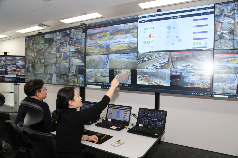 DL이앤씨 본사에 마련된 현장 CCTV 통합관제센터.(사진=DL이앤씨)