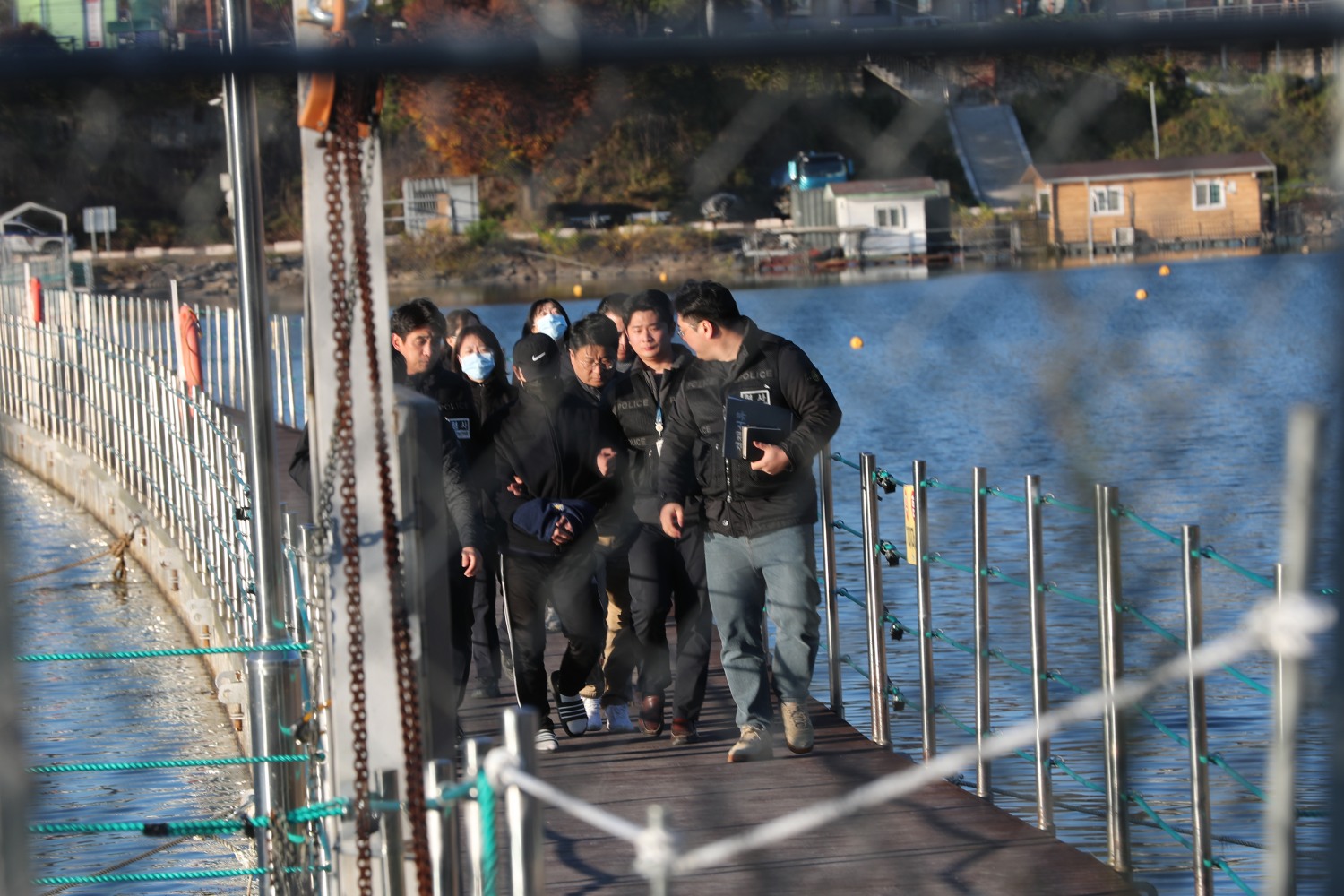 현장검증 마치고 돌아오는 '훼손 시신' 유기 군 장교.(사진=연합뉴스)
