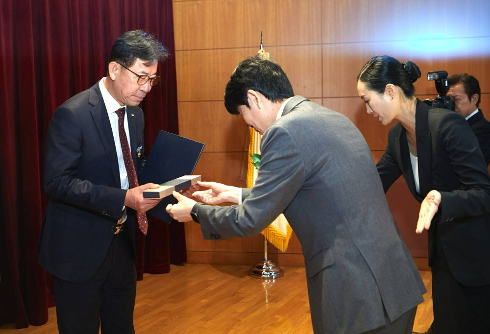 SM스틸 건설부문 성낙원 대표이사(맨 왼쪽)가 지난 8일 서울 중구 매경미디어센터에서 열린 ‘2024 대한민국 녹색경영대상’ 시상식에서 국무총리 표창장과 기념품을 받고 있다.(사진=SM그룹)