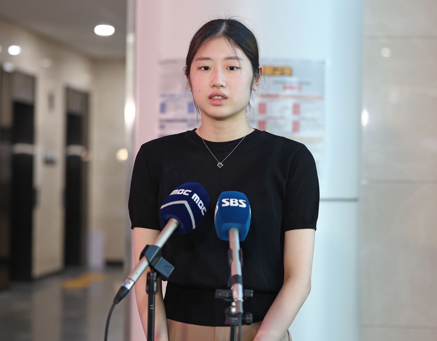 '자격 정지 재심의 출석' 발언하는 피겨 이해인.(사진=연합뉴스)