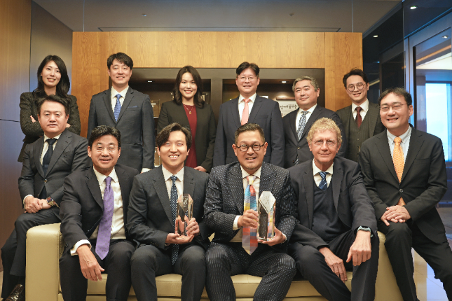 ALB Korea law Awards 2024에서 수상한 화우 해외법무팀과 이성주 변호사. 사진=법무법인 화우