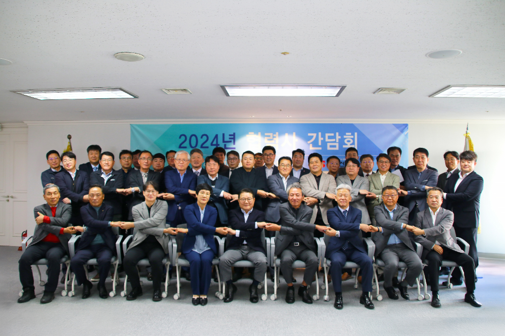 쌍용건설과 협력사 관계자들과의 단체사진.(사진=쌍용건설)