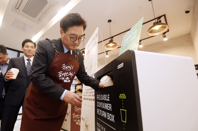 우원식 의장, 국회도서관 카페 다회용 컵 순환시스템 도입 기념식 참석