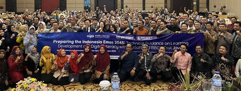 아라소프트가 실시한 인도네시아 디지털 역량강화를 위한 현직교사 200명이 특별교육을 받고 기념촬영을 하고 있다.