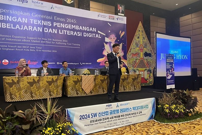 아라소프트(주) 강정현 대표가 현지에서 2024 SW 신산업 글로벌 레퍼런스 확대 지원 사업과 관련 전자책 제작도구 ‘나모오서’ 등에 대해 특강을 하고 있다.