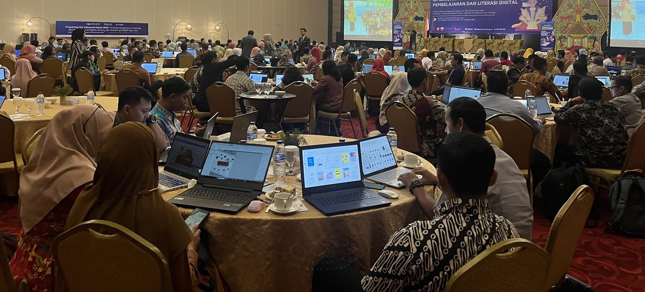 인도네시아 현직 교사 200명이 아라소프트사 등이 주최한 2024 SW 신산업 글로벌 레퍼런스 확대 지원 사업과 관련 교육을 받기 위해 현장에서 준비하고 있다.