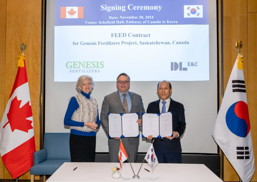 타마라 모휘니 주한 캐나다 대사(왼쪽부터), 제이슨 만 제네시스 퍼틸라이저스 CEO, 유재호 DL이앤씨 플랜트사업본부장이 20일 비료 공장 프로젝트를 위한 계약을 체결한 뒤 기념촬영을 하고 있다.(사진=DL이앤씨)