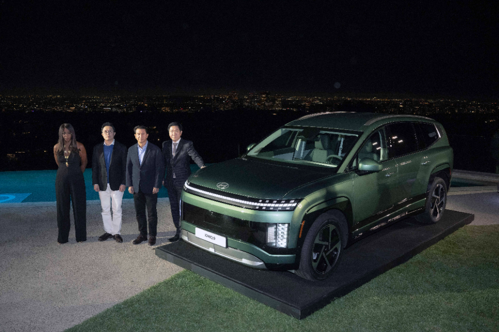 (오른쪽부터)현대제네시스글로벌디자인담당 이상엽 부사장, 현대차 글로벌 최고운영책임자(COO) 호세 무뇨스(José Muñoz) 사장, 현대차 브랜드마케팅본부장 지성원 전무, 현대차 북미권역 제품기획 및 모빌리티전략 담당 올라비시 보일(Olabisi Boyle) 전무가 아이오닉 9 앞에서 기념 촬영을 하고 있는 모습.(사진=현대자동차)