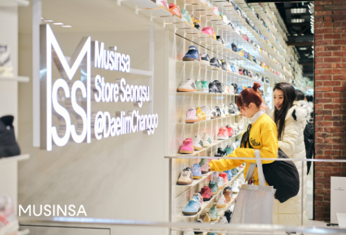 무신사 "스토어 성수@대림창고 10월 거래액 49% 외국인 구매자다"