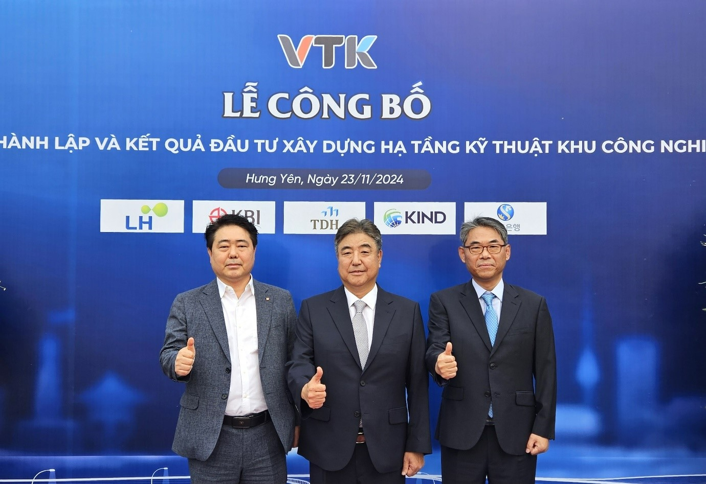 지난 23일 흥옌성 클린 산업단지 조성 기념식에 참석한 박한상 KBI그룹 부회장(사진 가운데)이 박재희 KBI코스모링크 비나 법인장(좌측 첫번째), 주시환 KBI로지스 비나 법인장(세번째) 등 베트남에서 사업을 펼치고 있는 KBI그룹 계열사 임원들과 최고가 되자는 의지를 다지며 함께 기념촬영을 했다.(사진=KBI그룹)