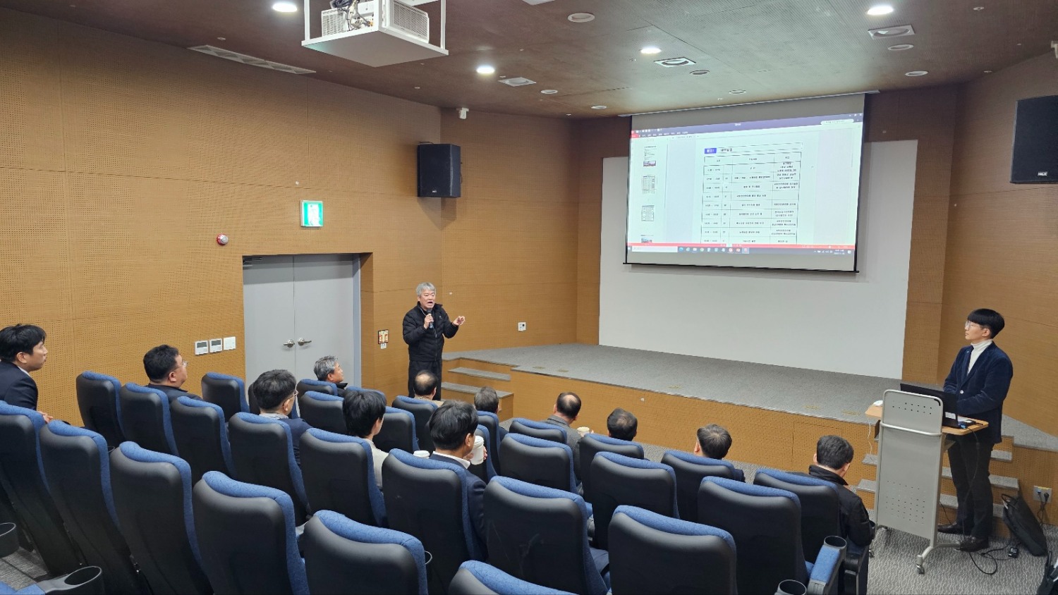 노량대교 홍보관 회의실에서 특수교 유지관리 현황을 설명 중인 모습.(사진=국토안전관리원)