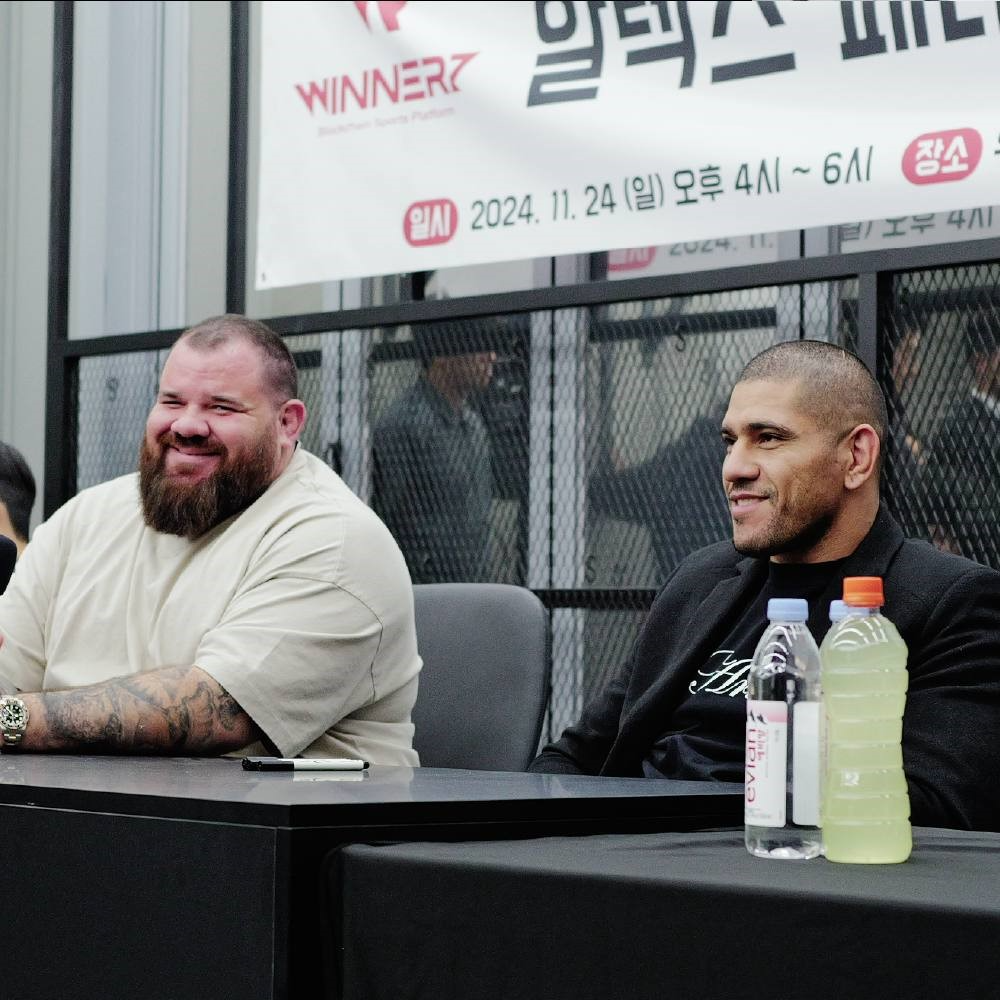 한국에서 팬 미팅 중인 UFC 라이트헤비급 챔피언 알렉스 페레이라(오른쪽). (사진=위너즈 파이팅 챔피언십)