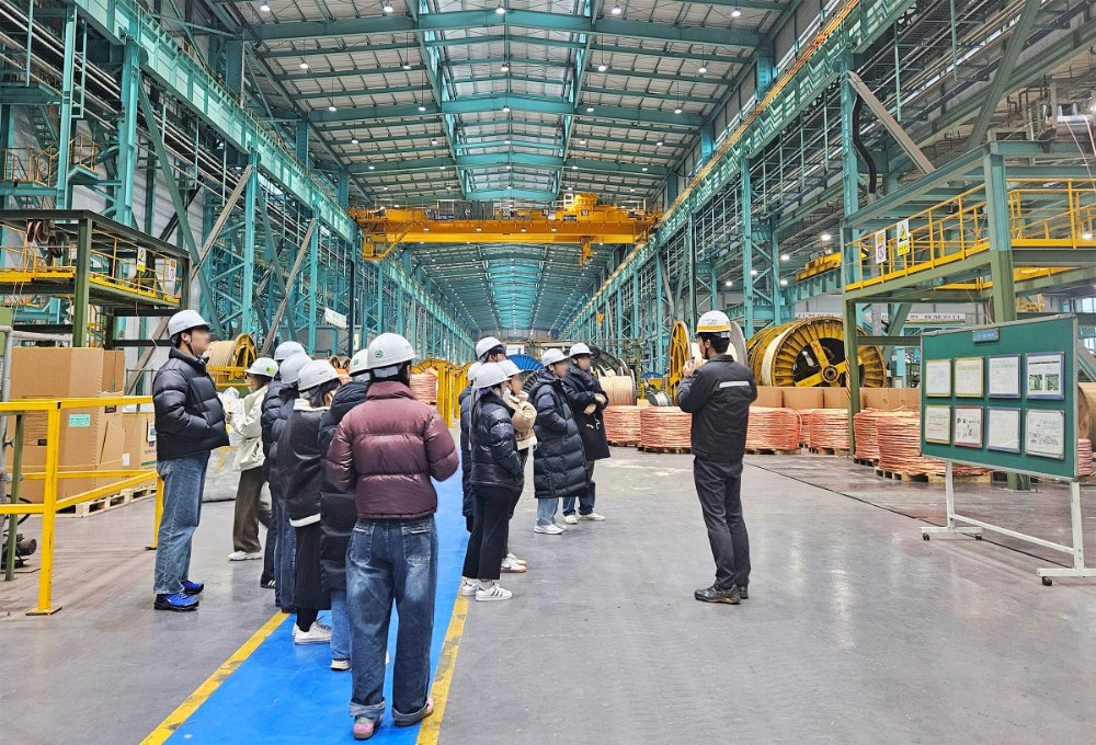 자립준비청년들이 충남 당진의 대한전선 공장을 견학하고 있다.(사진=호반그룹)