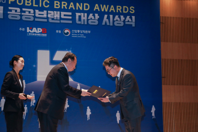 29일 산업통상자원부 산하 한국공공브랜드진흥원이 서울 잠실 한국광고문화회관에서 주최한 ‘제2회 한국공공브랜드 시상식’에서 유정호 수협중앙회 홍보부장(오른쪽)이 김유경 한국공공브랜드진흥원 이사장으로부터 ‘사회공헌 부문(ESG·CSR·CSV)’ 대상을 수상하고 있다.(사진=수협중앙회)