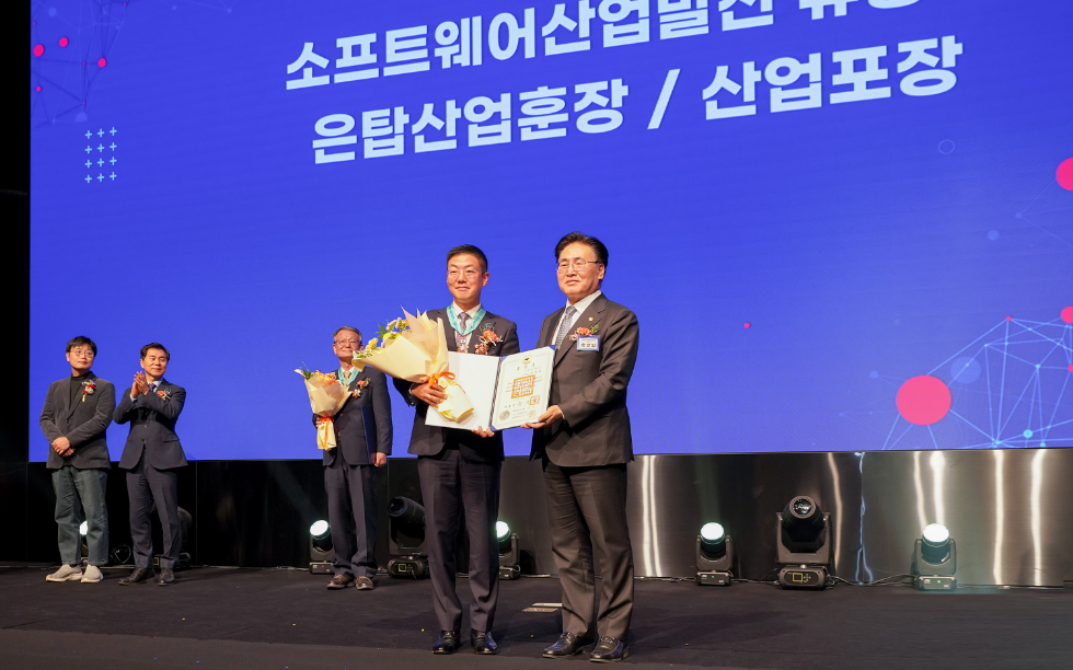 지난 2일 개최된 ‘25회 소프트웨어 산업인의 날’ 기념식에서 네오위즈홀딩스 나성균 의장(왼쪽)이 과학기술정보통신부 유상임 장관(오른쪽)과 은탑산업훈장 수훈 기념 촬영을 진행하고 있다. 사진=네오위즈