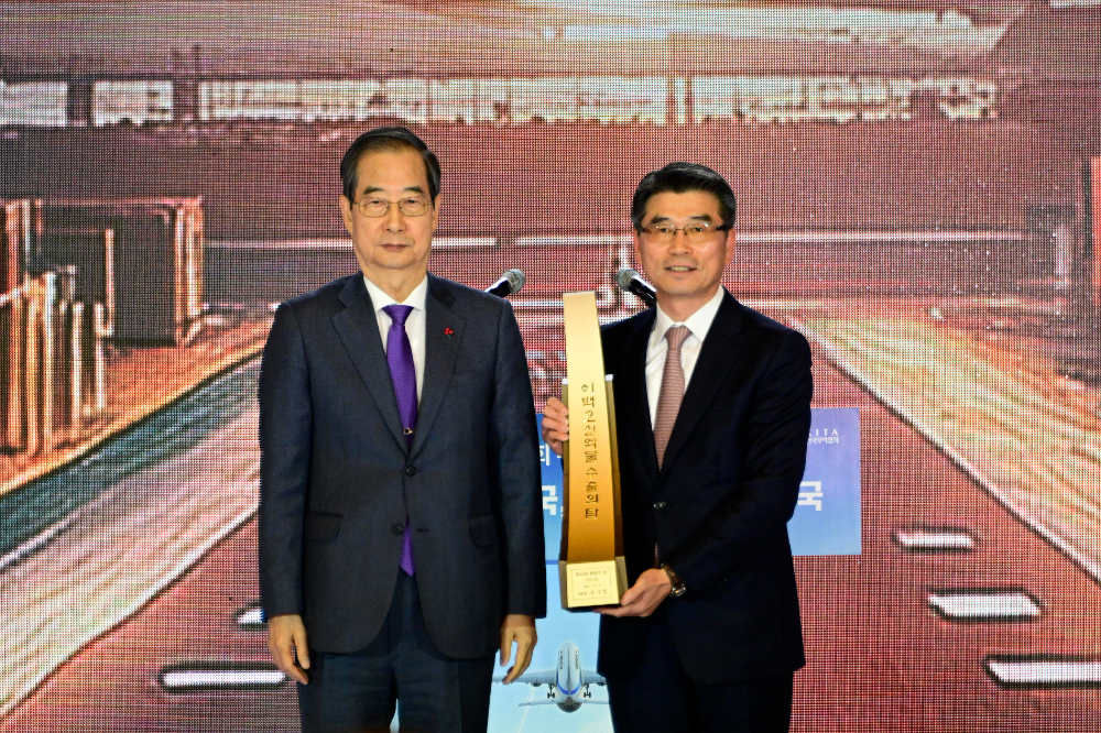 제61회 무역의 날 기념식에서 250억불 『수출의 탑』을 수상한 후 (좌측부터) 한덕수 국무총리와 기아 송호성 사장이 기념촬영을 하고 있다.(사진=기아)