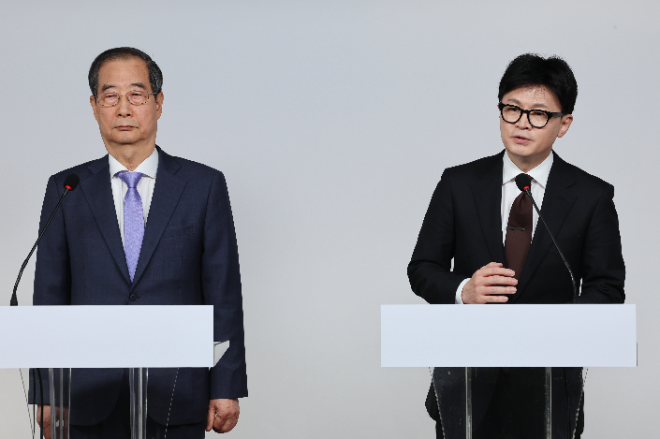 국민의힘 한동훈 대표와 한덕수 국무총리가 8일 오전 서울 여의도 국민의힘 당사에서 국정 수습 방안에 대한 공동 담화문을 발표하고 있다. 사진=연합뉴스