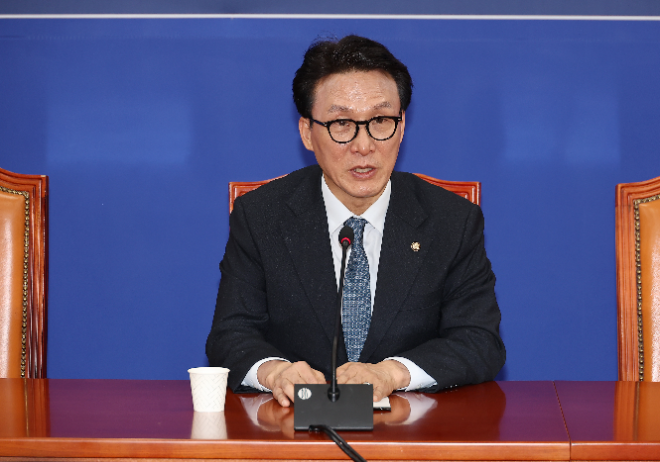 더불어민주당 12·3 윤석열 내란사태 특별대책위원회 위원장인 김민석 최고위원이 6일 서울 여의도 국회에서 취재진 브리핑을 하고 있다. 사진=연합뉴스