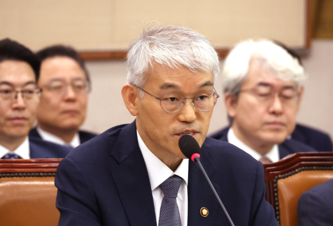 답변하는 천대엽 법원행정처장.(사진=연합뉴스)