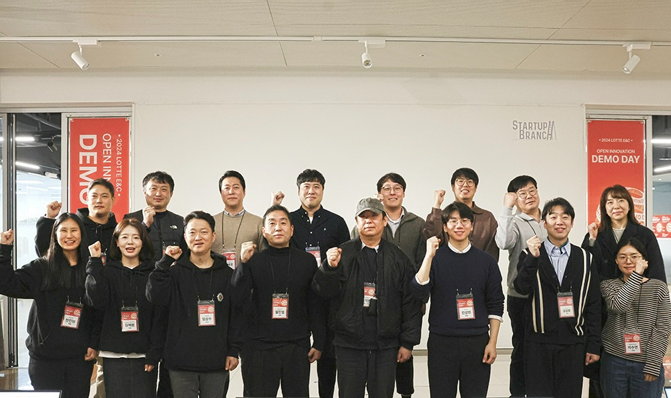 지난 9일 서울 삼성동 코엑스에서 롯데건설, 스타트업 등 관계자들이 데모데이를 진행하고 기념사진을 찍고 있다.(사진=롯데건설)
