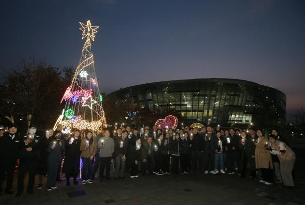 경륜경정총괄본부 임직원들이 광명스피돔에 설치된 경관조명에서 기념사진을 촬영하고 있다.(사진=국민체육진흥공단)