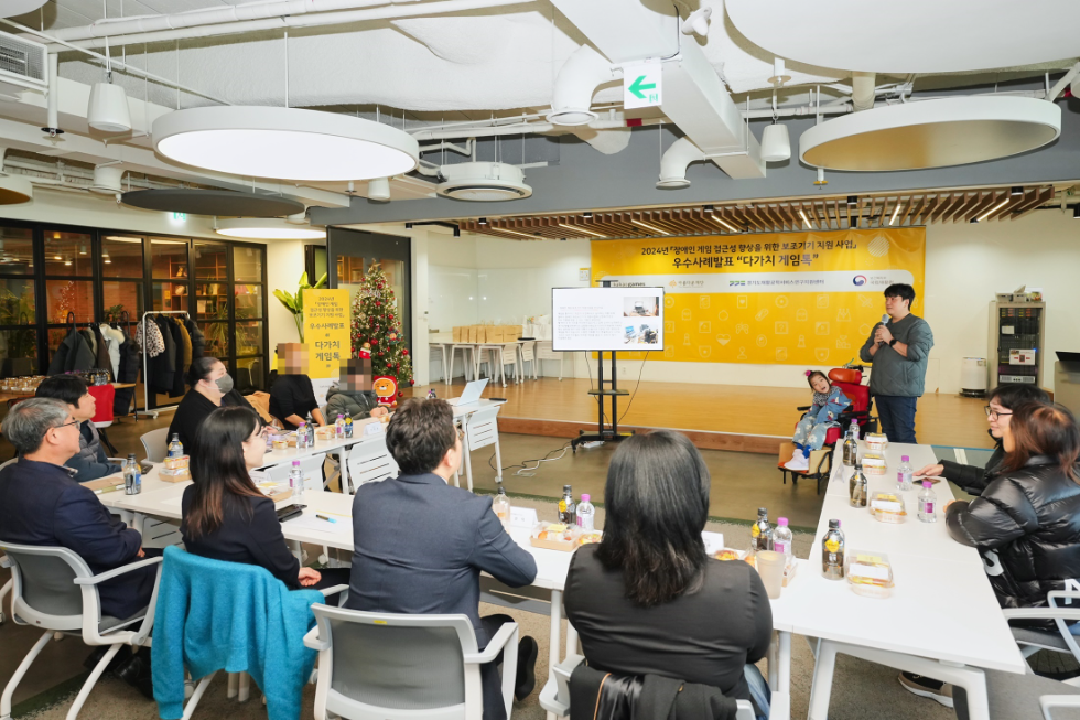 카카오게임즈가 올해 실시한 ‘장애인 게임 접근성 향상을 위한 보조기기 지원 사업’의 우수사례 공유 자리인 ‘다가치 게임톡’ 행사에서 이하린 지원자의 가족이 보조기기 지원 사례를 발표하고 있다. 사진=카카오게임즈