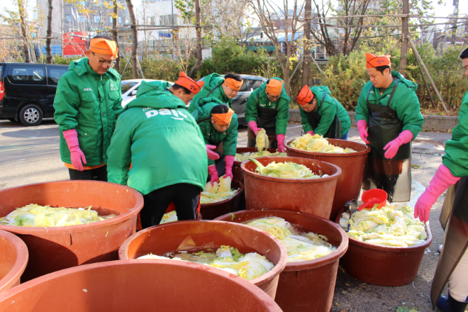 엠즈베버리지 임직원들의 김장 도움 현장 전경.(사진=엠즈베버리지)