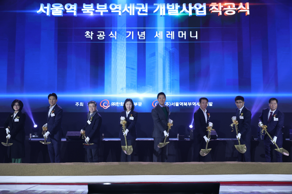 ㈜한화 건설부문 김승모 대표이사와 주요 내빈들이 시삽식을 하고 있다.(사진=한화 건설부문)