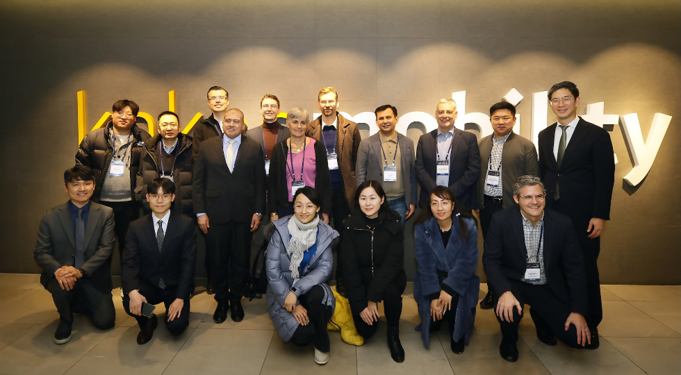 11일 경기 성남시 카카오모빌리티 사옥을 방문한 경제협력개발기구(OECD) 국제교통포럼(ITF) 글로벌 방문단과 카카오모빌리티 관계자들이 기념 촬영을 하고 있다. 사진=카카오모빌리티