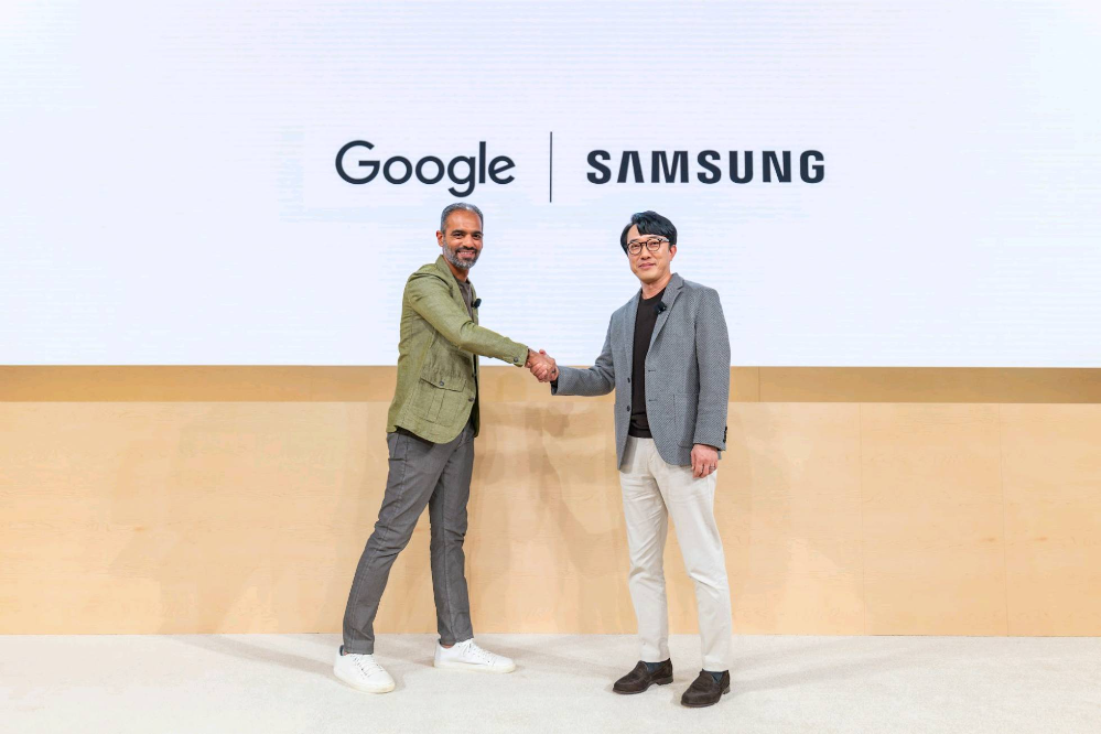 12일(현지시간) 미국 뉴욕 구글 캠퍼스에서 진행된 'XR 언락(XR Unlocked)' 행사에서 삼성전자 MX사업부 개발실장 최원준 부사장과 구글 안드로이드 에코시스템 부문 사미르 사맛(Sameer Samat) 사장이 악수를 나누는 모습. 사진=삼성전자
