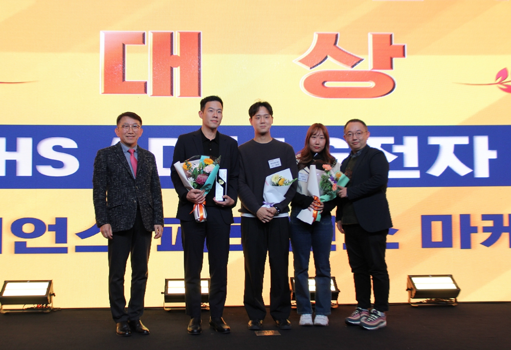 이달 12일, 서울 세빛섬에서 열린 ‘2024 대한민국 디지털 광고 대상’에서 LG전자 검색 퍼포먼스 담당자들이 대상 수상 후 시상자와 함께 기념사진을 촬영하고 있다. (왼쪽부터) 미래아이엔씨 박승운 대표, LG전자 이정완 책임, HSAD 정호준 선임, LG전자 문하경 선임, HSAD 이권수 책임. 사진=LG전자