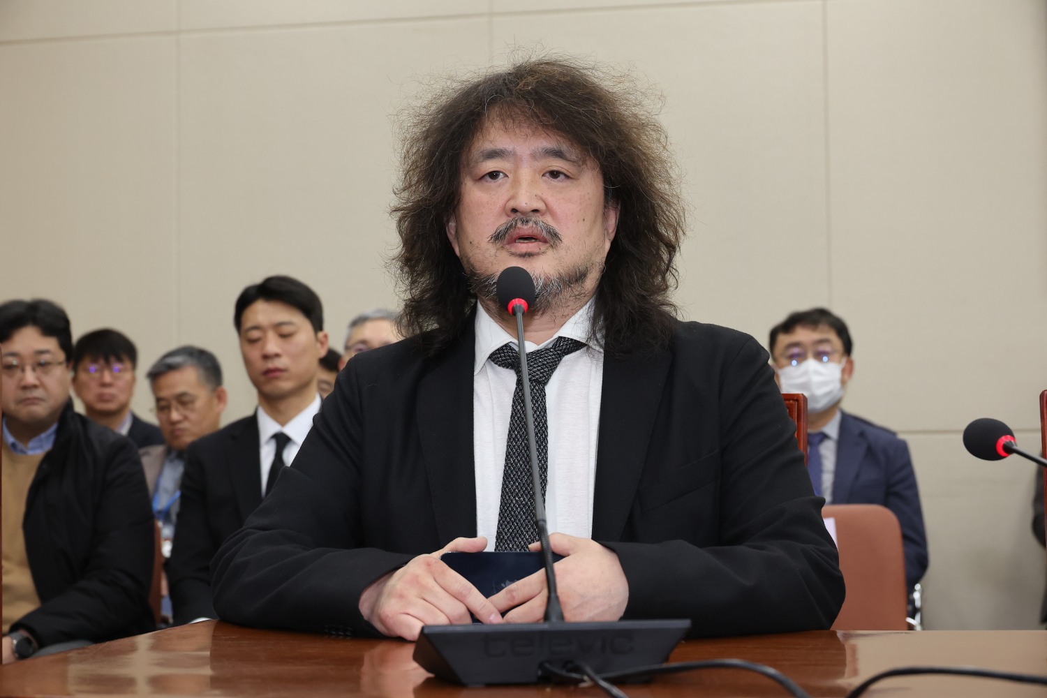 13일 서울 여의도 국회에서 12·3 비상계엄에서의 국가기간방송 KBS 및 관계기관의 역할 등에 대한 현안질의 등을 위해 열린 과학기술정보방송통신위원회 전체회의에서 방송인 김어준 씨가 질의에 답변하고 있다. 사진=연합뉴스