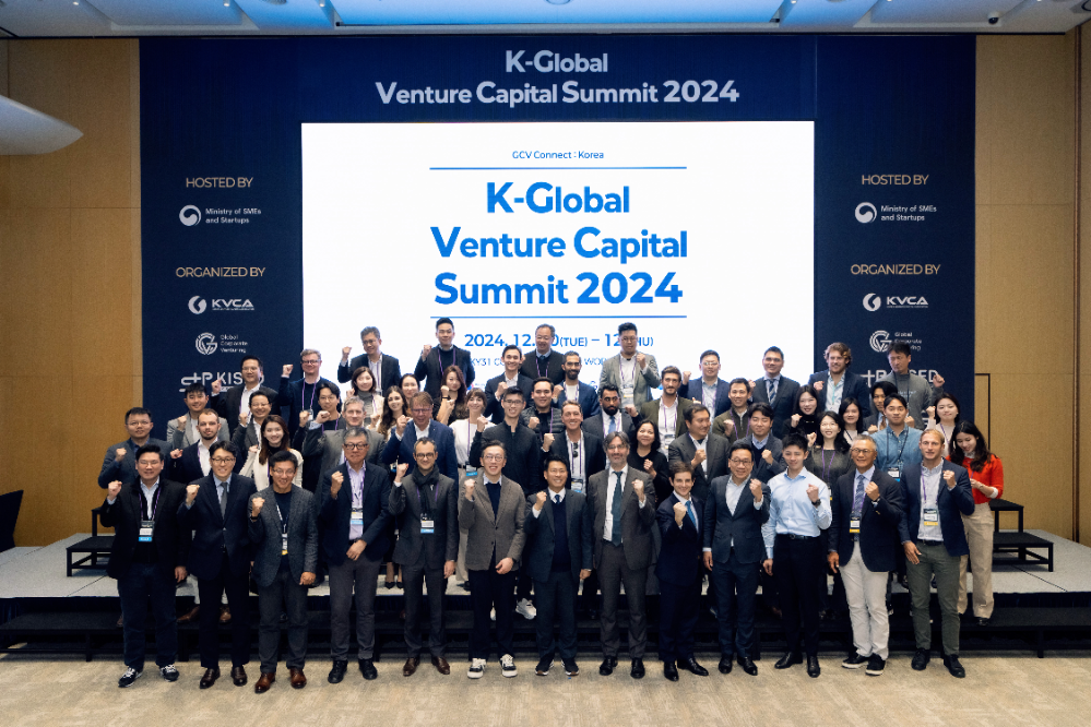 10일 잠실 SKY31 컨벤션에서 ’K-글로벌 벤처캐피탈 서밋 2024‘ 참석자들 (맨앞줄 왼쪽에서 6~8번째) 허준녕 CVC협의회장, 임정욱 중기부 창업벤처혁신실장, 제임스 모슨 GCV CEO. 사진=한국벤처캐피탈협회