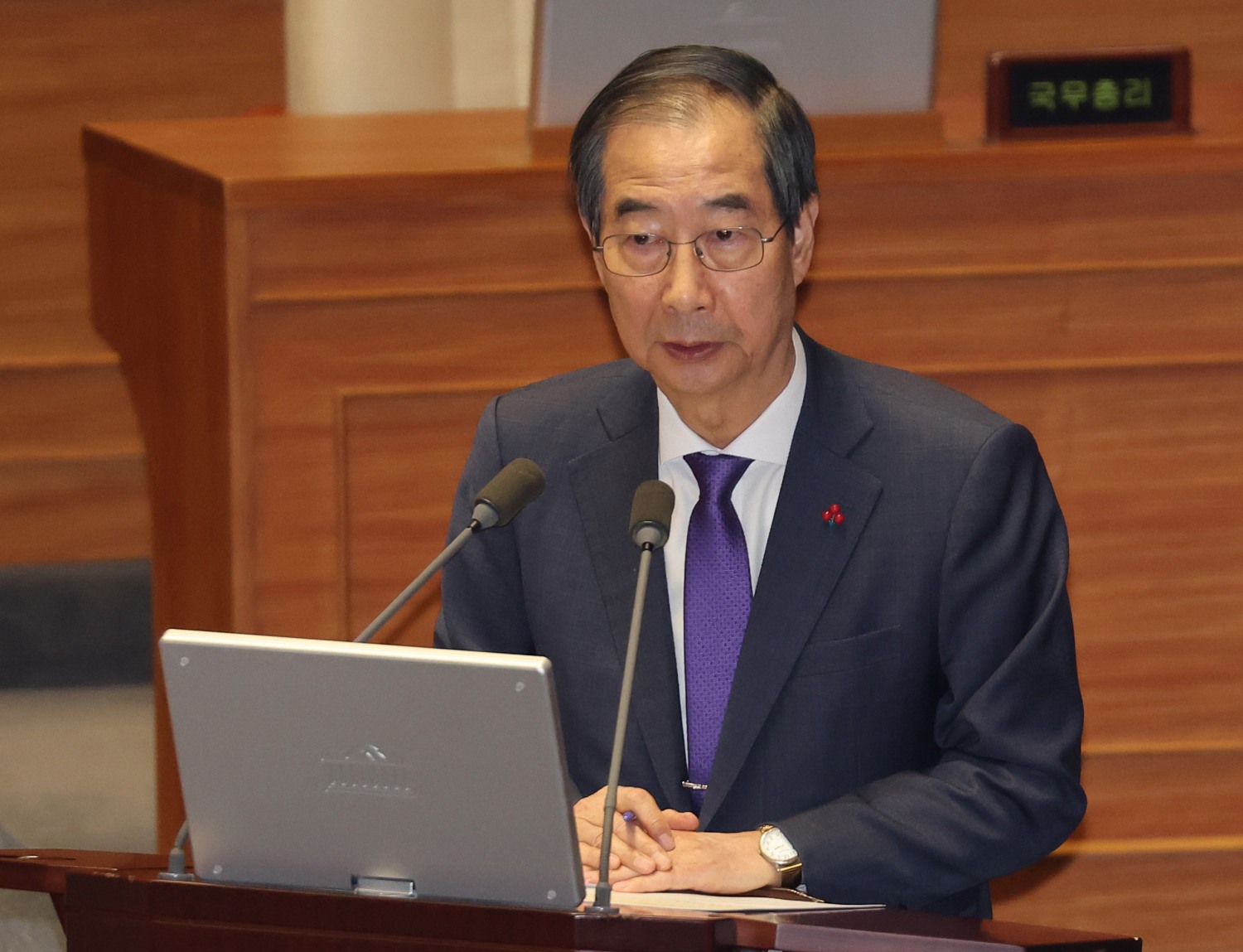 한덕수 국무총리가 13일 오후 국회 본회의에서 열린 '윤석열 대통령 위헌적 비상계엄 선포 내란행위 관련 긴급현안질문'에서 답변하고 있다. 사진=연합뉴스