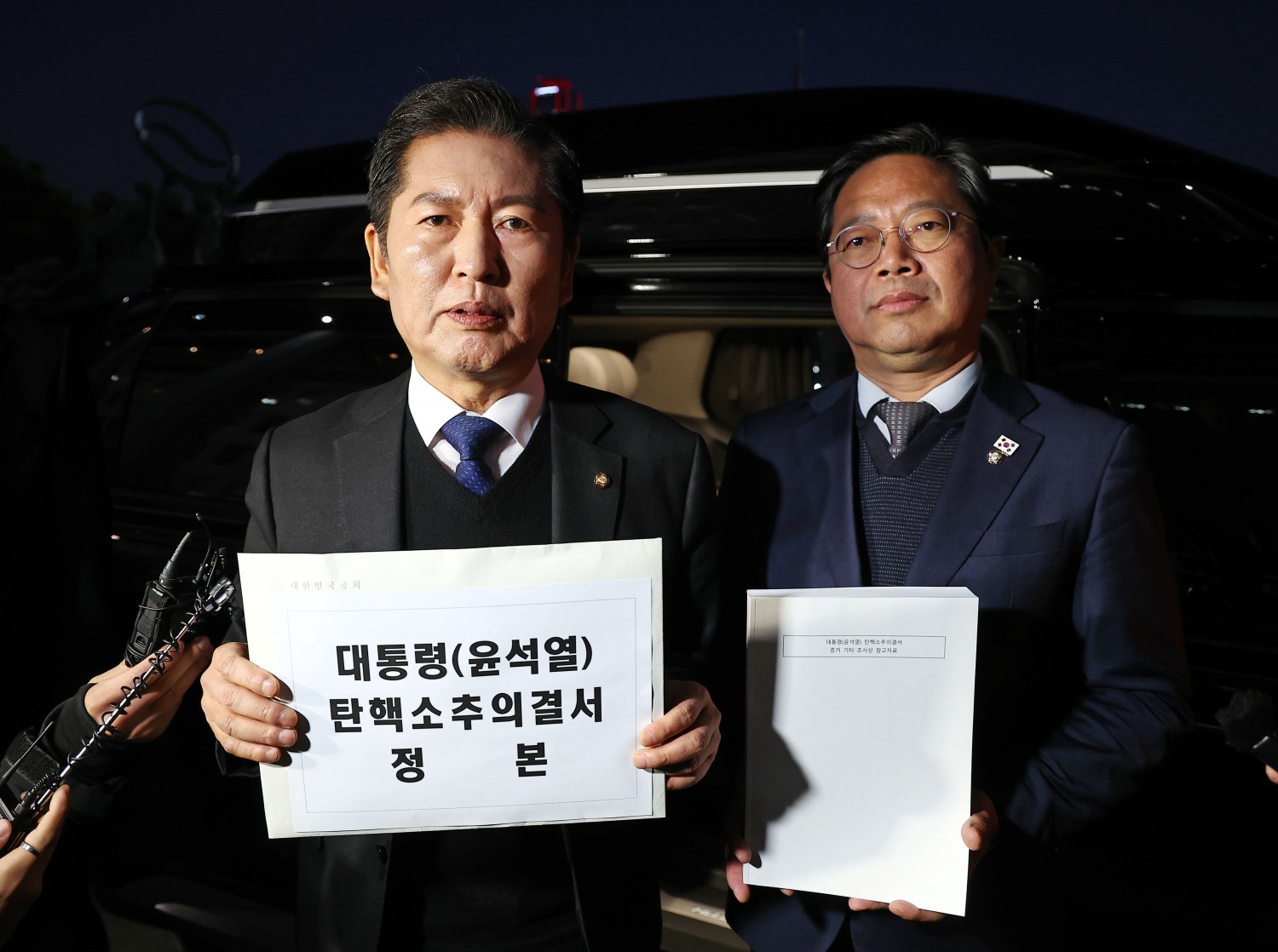 정청래 국회 법제사법위원장이 14일 국회에서 '대통령(윤석열) 탄핵소추의결서 정본'을 헌법재판소에 전달하기 위해 이동하고 있다. 사진=연합뉴스