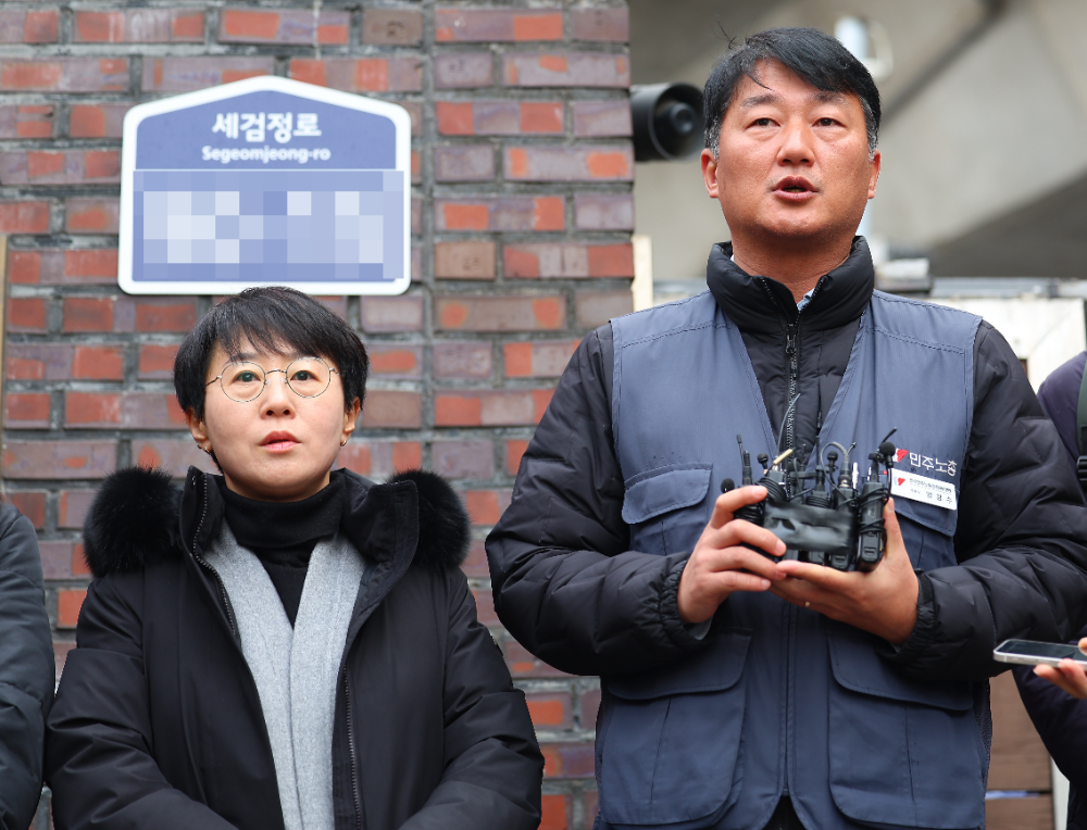 민주노총 양경수 위원장(오른쪽)과 참여연대 이지현 사무처장이 15일 오전 서울 서대문구 경찰청 세검정로별관에서 윤석열 대통령 내란죄 고발 관련 고발인 신분 조사를 앞두고 취재진 질문에 답하고 있다.(사진=연합뉴스)