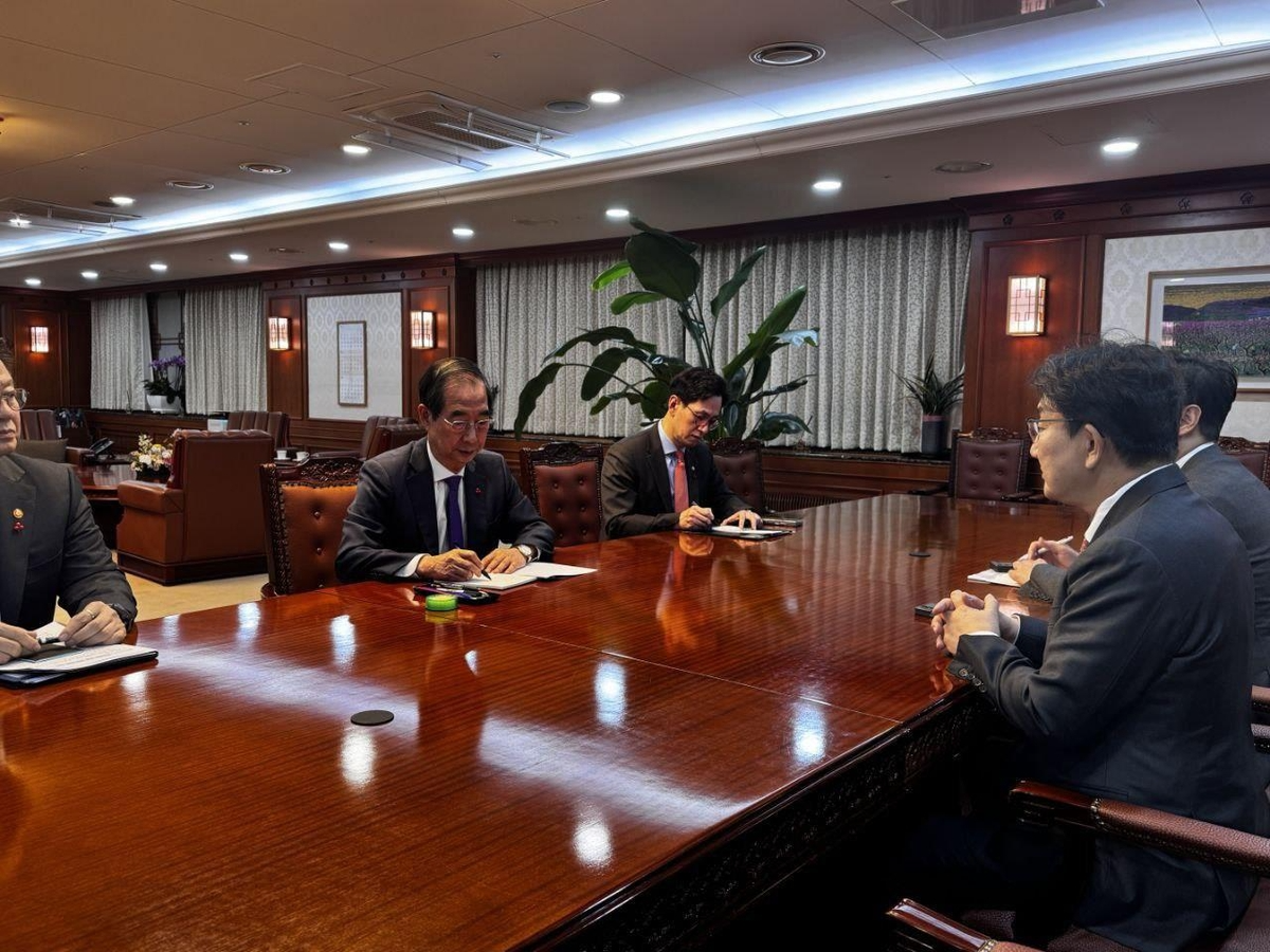 권성동, 한덕수 권한대행에 찾아 정국 안정 관리 요청... "당 수습 즉시 고위·실무당정협의 재개"