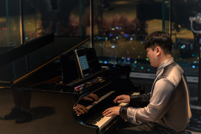 롯데월드, 어드벤처 맵핑쇼부터 서울스카이 재즈 공연까지..."설렘 가득 크리스마스"