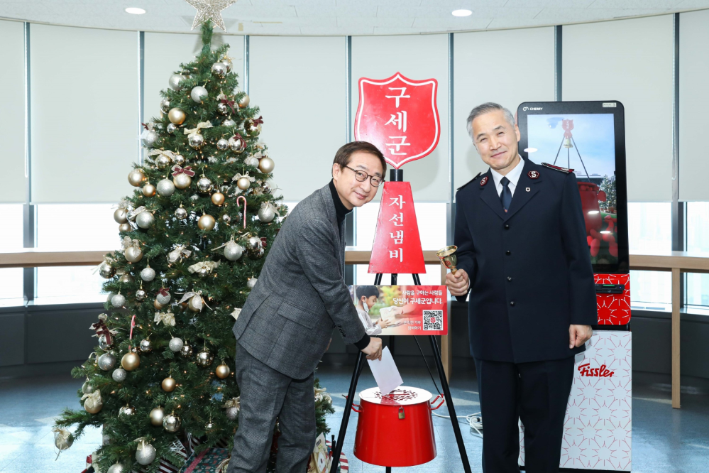 현대해상 조용일 대표이사(왼쪽)가 구세군 자선냄비에 성금을 기부하고 있다. 사진=현대해상