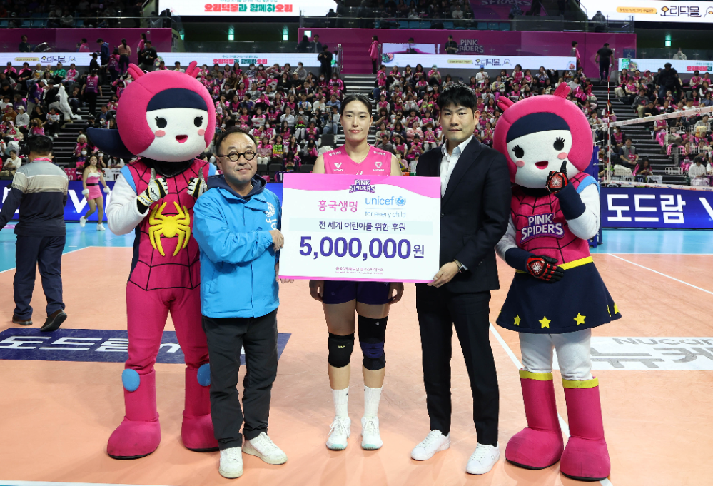 흥국생명 이승희 인사팀장(오른쪽), 흥국생명배구단 최은지 선수(가운데)가 17일 인천 삼산체육관에서 열린 유니세프 한국위원회 후원금 전달식에서 기념사진을 촬영하고 있다. 사진=흥국생명