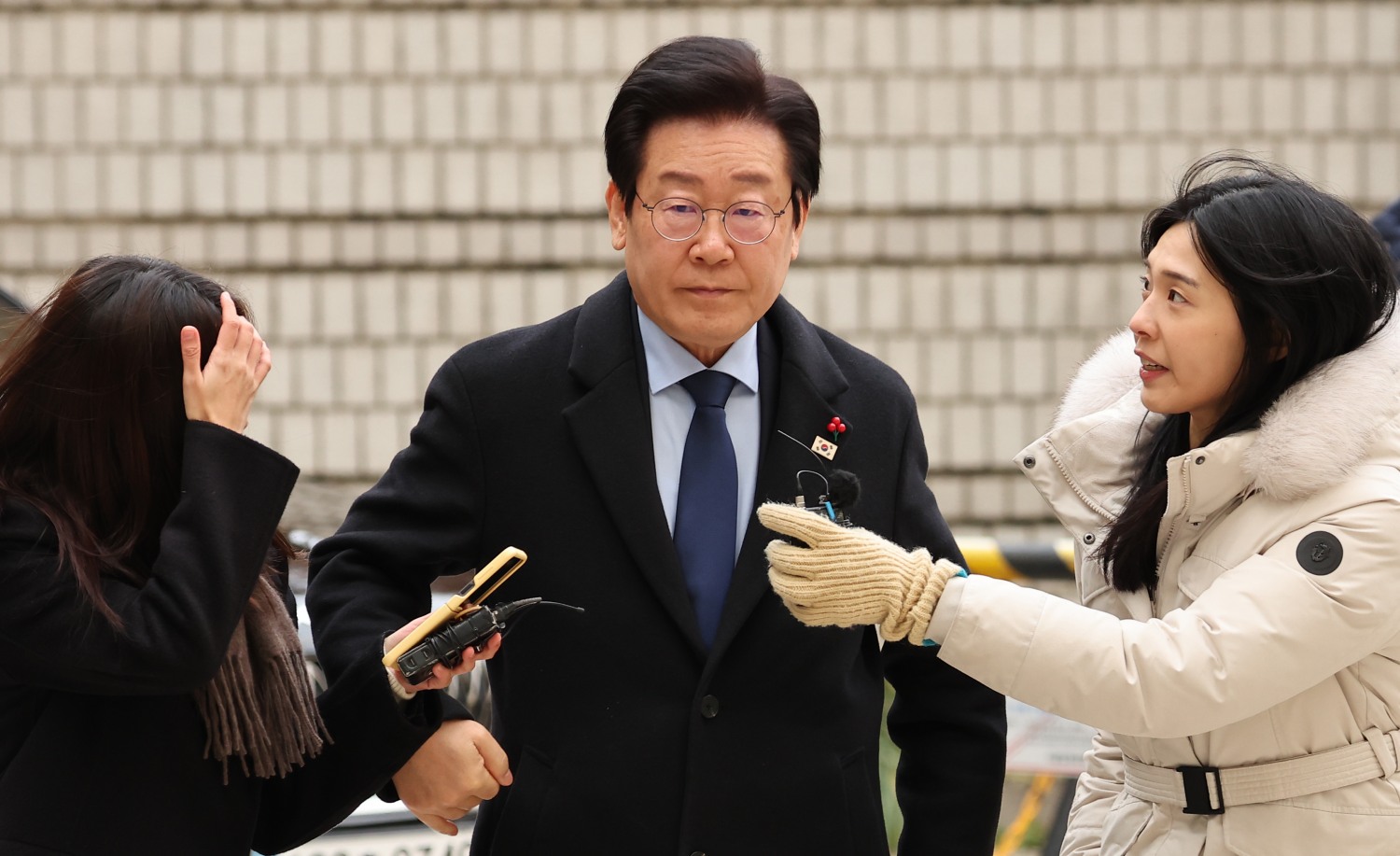 더불어민주당 이재명 대표가 17일 서울 서초구 서울중앙지법에서 열린 '대장동 배임·성남FC 뇌물' 관련 1심 속행 공판에 출석하며 법정으로 향하고 있다. 사진=연합뉴스