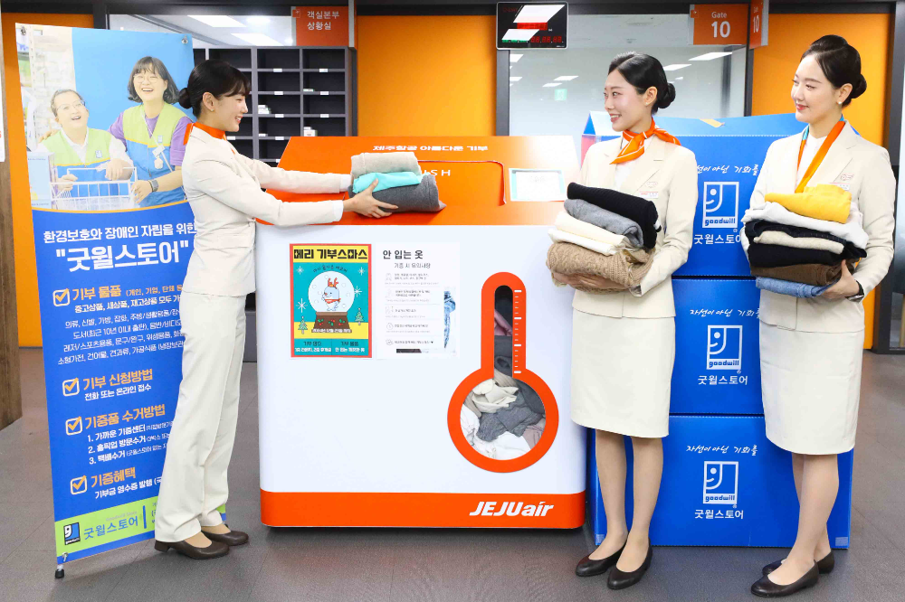 제주항공 임직원들이 12월 23일 서울시 강서구 제주항공 객실승무원라운지에서 안 입는 옷 수거함에 옷을 기부하고 있다.(사진=제주항공)