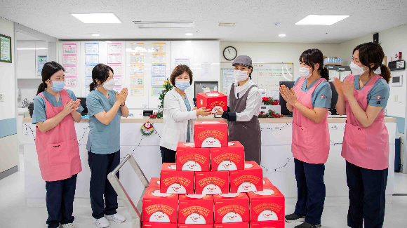 아워홈, 어린이병원과 군부대 찾아 크리스마스 케이크 증정