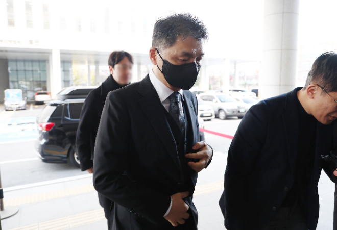 재판 출석하는 김범수 위원장.(사진=연합뉴스)